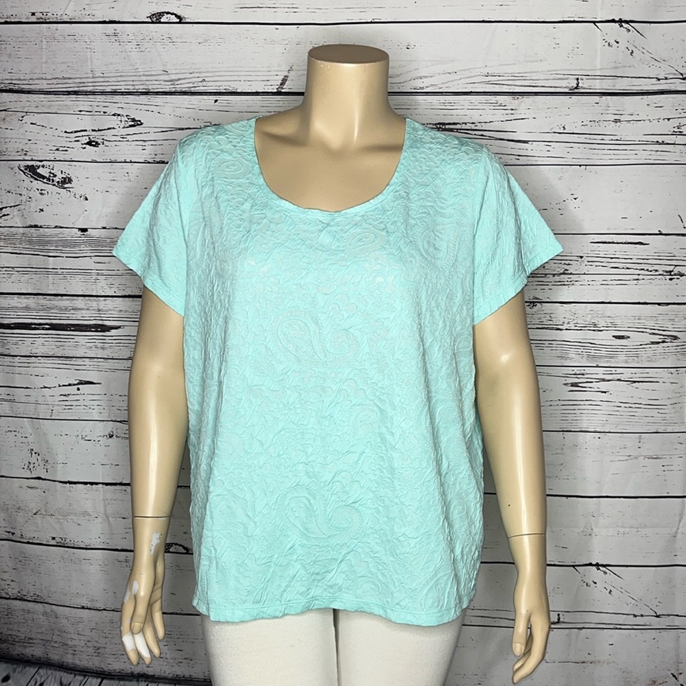Soft by Avenue NWT Size 26/28 Light Blue Paisley Embossed Print Blouse Top